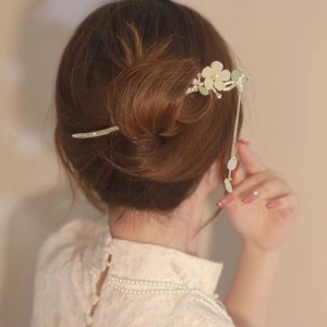 Épingle à cheveux élégante muguet avec feuilles dorées, perles et glands pour femmes