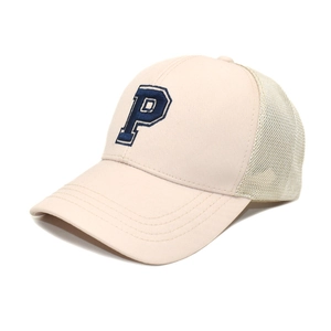 Detail view of beige mesh baseball cap with navy blue 3D embroidered P letter logo