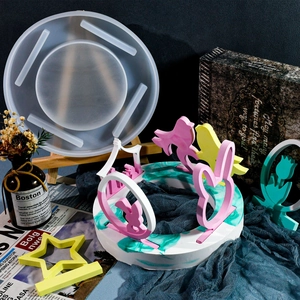 Detalle macro de moldes redondos de silicona para resina con figuras de animales y estrellas