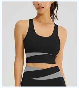 Détail de l'ensemble brassière de sport et leggings avec empiècements en mesh gris