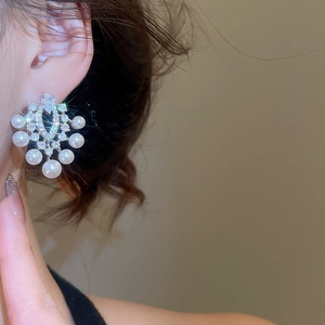 Detailaufnahme der Vintage Perlenohrringe mit Zirkonia-Wassertropfen am Modell