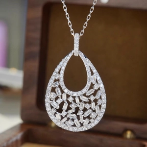 Eleganter Silber-Tropfenanhänger mit runden und Baguette-Zirkonia-Steinen besetzt