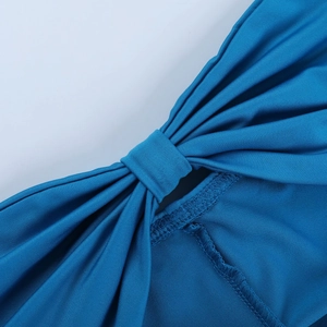 Détail de la texture froncée bleue et du nœud sur la robe bustier moulante
