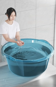 Bassine à linge bleue transparente avec fond antibactérien Zn2+ dans une salle de bain