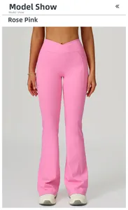 Détail de la taille croisée haute sur un pantalon de yoga évasé rose framboise