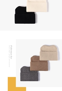 Bonnets en tricot pêcheur en plusieurs couleurs dont crème, café et gris à texture côtelée