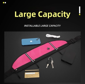Détail du sac banane de sport rose montrant une grande capacité pour téléphone et objets