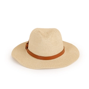 Détail du tissage en paille et du ruban en cuir marron foncé avec boucle sur le chapeau