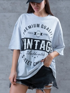 Oversize ανοιχτό γκρι vintage street classic γραφικό βαμβακερό T-shirt για γυναίκες