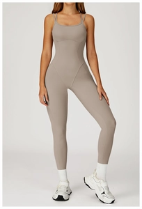 Détail de la combinaison de yoga taupe montrant les bretelles et la coupe ajustée
