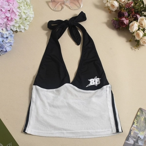 Flachliegendes schwarz-weißes Neckholder-Top mit Mesh-Stoff und sportlichem 86-Aufdruck