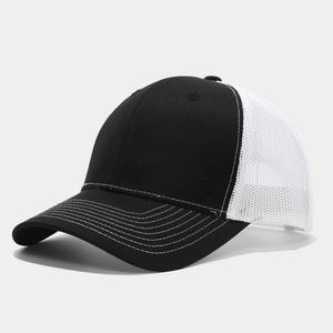 Detailopname van zwart-witte truckerpet met mesh achterkant en contraststiksels