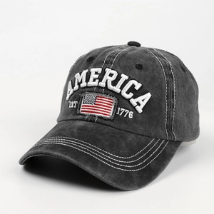 Détail du drapeau américain brodé et du texte America sur casquette en coton délavé
