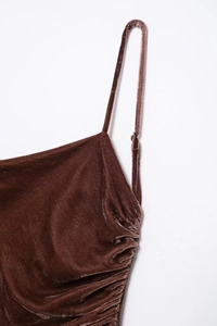 Dettaglio del top in velluto marrone con spalline regolabili e increspature
