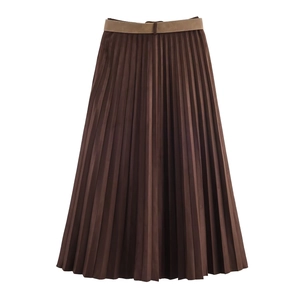 Détail d'une jupe midi plissée marron foncé avec effet daim et ceinture assortie