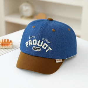 Ricamo dettagliato su cappellino da baseball per neonati in denim blu con visiera marrone