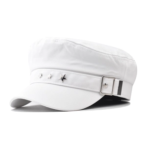 Détail de la casquette militaire blanche en coton avec rivets étoiles et boucle en métal