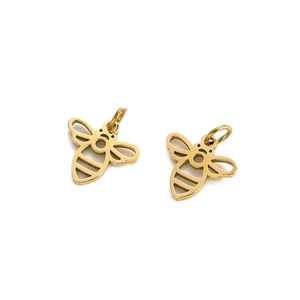 Detailansicht goldener Bienenanhänger mit durchbrochenen Flügeln und Metallglanz