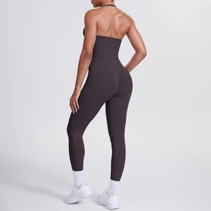 Detail eines hochtaillierten Yoga-Sets mit Halter-Bra und nahtlosen Leggings in Dunkellila