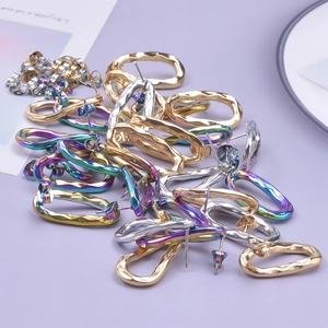 Detail of 304 stainless steel hoop earrings with hammered texture in gold and silver finish