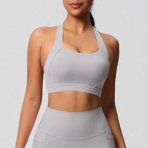 Vooraanzicht van lichtgrijze geborstelde yogaset met sportbeha en nauwsluitende fitnesslegging