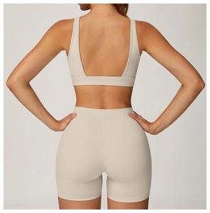 Détail du dos de la brassière de yoga brossée et du short taille haute beige