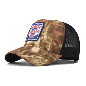 Dettaglio del cappello trucker tie-dye con rete posteriore e toppa ricamata HOGGOCO vintage