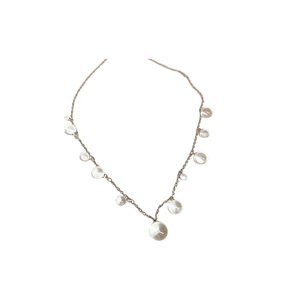 Collier minimaliste en acier argenté avec pendentifs à sequins ronds et style franges