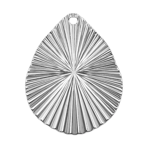 Détail macro du pendentif goutte argenté avec texture rayonnante et trou pré-percé