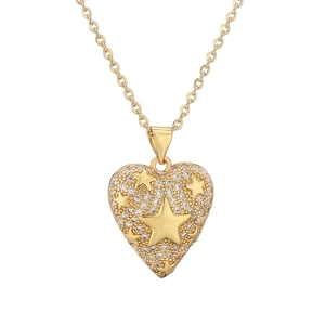 Collier cœur plaqué or avec cristaux étincelants et détails d'étoiles sur fond blanc