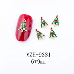 Detailansicht der grünen Weihnachtsbaum-Nagelkunst mit Strasssteinen und 6x9mm Größenangabe