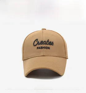 Détail d'une casquette de baseball kaki avec broderie de lettres 3D 'Creates FASHION'