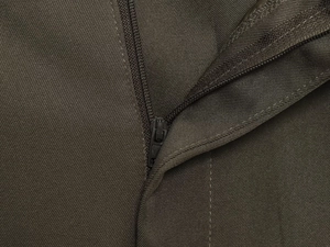 Makrodetail von dunkelolivfarbenem Twill-Stoff und passendem Nylonreißverschluss