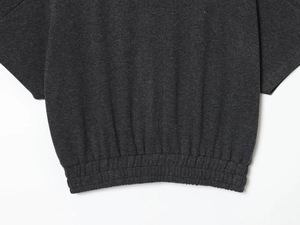 Detailansicht der dunkelgrauen Strick-Loungewear mit hochelastischem Rippbündchen