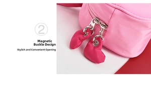 Détail de la trousse maquillage en nylon rose avec fermetures cœur et aimantées
