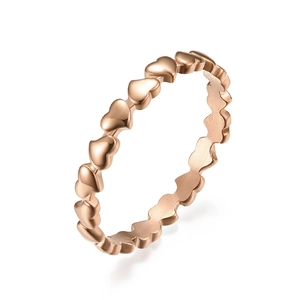 Anillo apilable de oro rosa con un diseño de patrón de corazón continuo