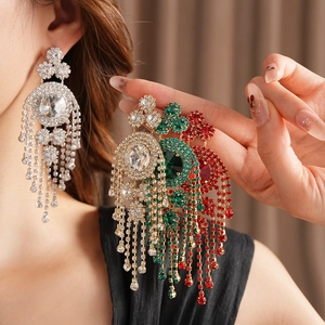 Orecchini vintage con frange di cristallo in argento oro verde e rosso indossati