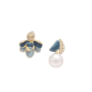 Asymmetrische Blumen-Perlenohrringe mit blauem Emaille-Design und funkelnden Strass