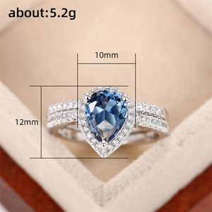 Birnenschliff Zirkonia Ring mit doppeltem Band und blauen Steinen im Schmuckkästchen
