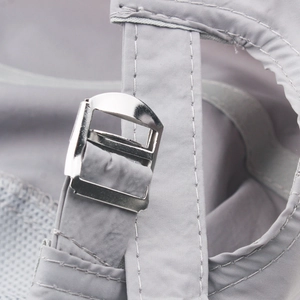 Détail de la boucle métallique réglable et du filet respirant sur casquette de sport grise