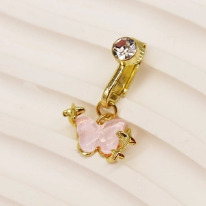 Vue macro détaillée d'un clip de nombril papillon doré avec pendentif rose et strass brillants