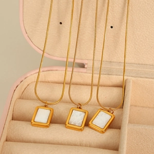 Collier Pendentif Carré en Coquille Blanche Style Ins Français Acier au Titane Motif Géométrique en Losange Bijoux en Or Pour Femmes