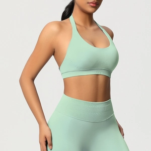 Détail de la texture côtelée vert menthe sur le soutien-gorge de sport sans couture