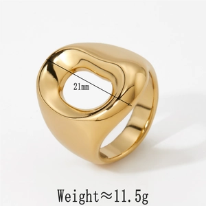 Detailed macro shot of irregular geometric gold hollow ring with 21mm diameter and 11.5g weight