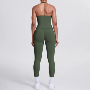 Detail der High-Waist Yogahose mit V-förmigen Push-Up-Nähten in waldgrünem Stoff