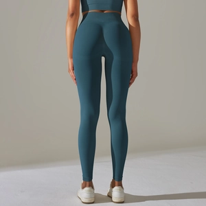 Détail du legging de yoga sans couture taille haute avec effet push-up et maille côtelée