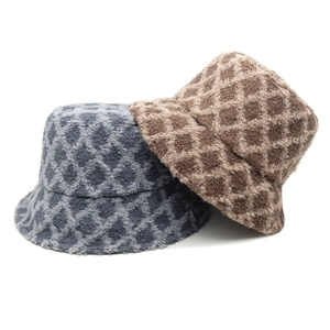 Winter-Fischerhüte aus Plüsch in Dunkelblau und Braun mit warmem Teddy-Fleece-Rautenmuster