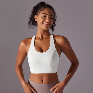 Gros plan d'un soutien-gorge de sport blanc sans couture avec col en U et larges bretelles