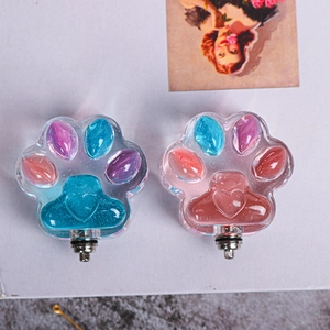 Dettaglio di stampi in silicone a zampa di gatto con cuori glitterati per resina DIY