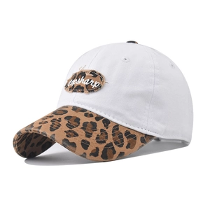 Détail du logo Upsharp brodé sur écusson léopard d'une casquette de baseball en toile blanche
